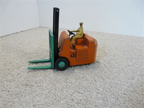 VINTAGE DINKY TOYS No 401 FORK LIFT TRUCK GC
