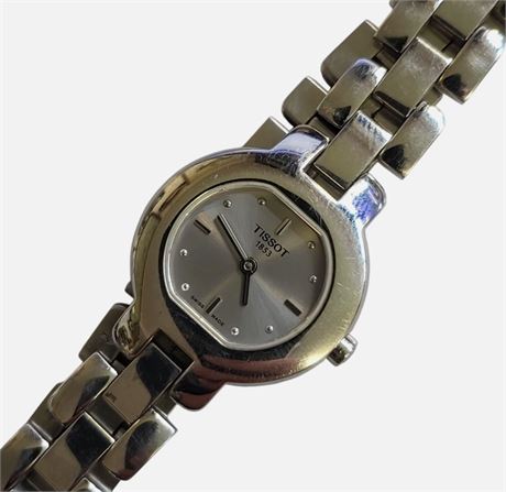 Vintage Tissot ladies quartz stainless steel bracelet wristwatch G330 WR GC